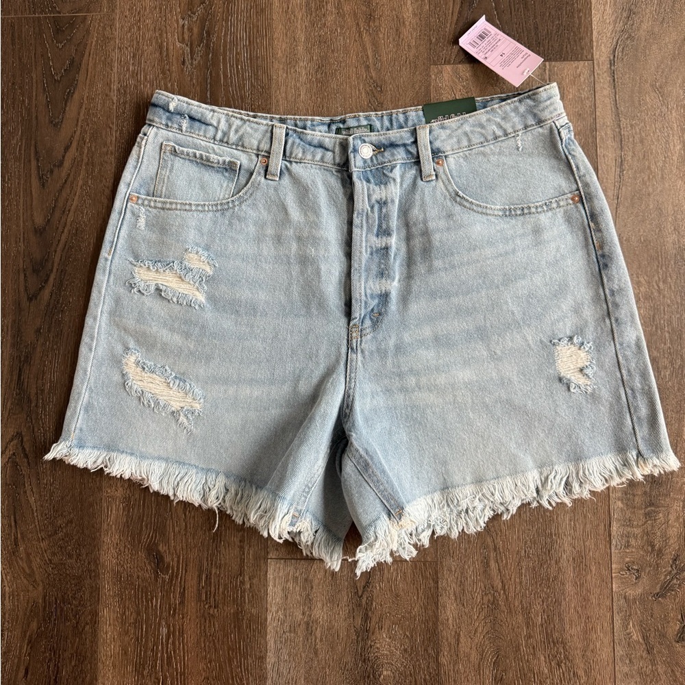 Wild Fable Light Wash Frayed Denim Shorts, new with tags, women’s size 14